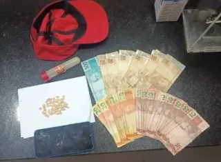 Homem tenta fugir, mas acaba preso com drogas e dinheiro em Eunápolis