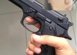 Homem usa pistola como objeto sexual e mulher morre nas preliminares