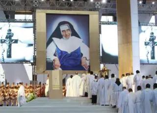 Homenagem a Santa Dulce dos Pobres lota Fonte Nova e fortalece o turismo religioso