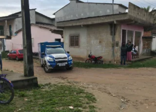 Homens armados arrombam porta e executam 03 homens dentro de casa