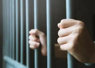 Homens são presos com veículo adulterado e posse de drogas em Itabatã; um deles tinha mandado de prisão em aberto