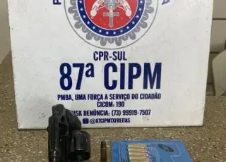 Homens são presos pela PM com revólver, munições e droga em Teixeira de Freitas