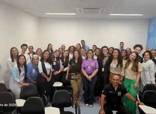 Hospital Costa das Baleias recebe palestra da DEAM sobre combate à violência doméstica