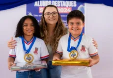 Ibirapuã premia alunos destaques em avaliação estadual e programas de alfabetização