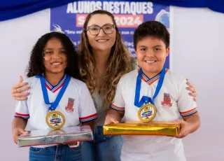 Ibirapuã premia alunos destaques em avaliação estadual e programas de alfabetização