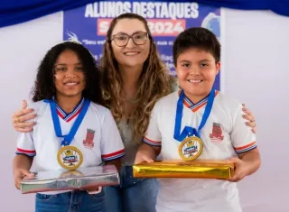 Ibirapuã premia alunos destaques em avaliação estadual e programas de alfabetização