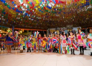 Ibirapuã -Primeira noite com “Temperos e Chamegos” no Arraiá da Biratinga, surpreende pela decoração, programação e muita alegria