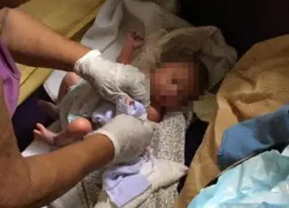 Idosa encontra recém-nascida em saco dentro de lixo na Bahia