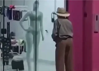 Idoso é flagrado se masturbando enquanto observava manequim em vitrine de loja em MG