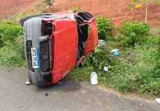 Idoso morre após capotamento na BR-101 e esposa fica em estado grave, em Itamaraju