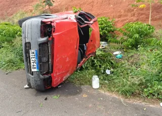 Idoso morre após capotamento na BR-101 e esposa fica em estado grave, em Itamaraju