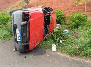 Idoso morre após capotamento na BR-101 e esposa fica em estado grave, em Itamaraju