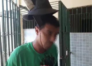 Imagem forte -Detento tem faca cravada na cabeça e vai andando até a viatura que o socorreu