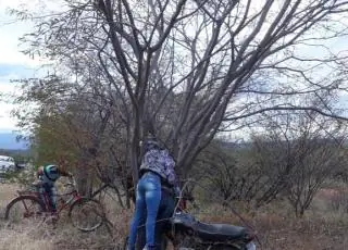 Imagens impressionantes- Dois jovens morrem presos numa árvore depois de bater com a moto