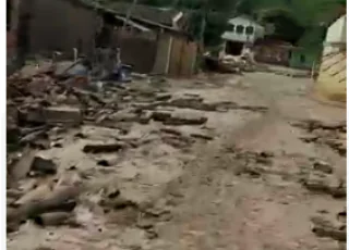 Imagens mostram cidades devastadas pelas chuvas no extremo sul da Bahia