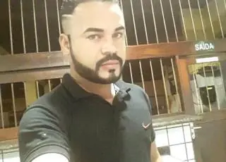 Imagens mostram garçom sendo morto a tiros dentro de churrascaria em Eunápolis