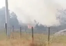 Incêndio ameaça Curumbau: Moradores entram em desespero à medida que o fogo se aproxima das casas