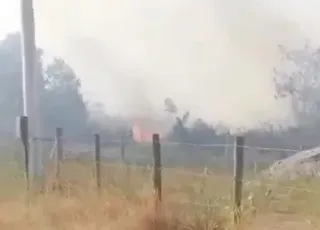 Incêndio ameaça Curumbau: Moradores entram em desespero à medida que o fogo se aproxima das casas