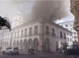 Incêndio atinge Câmara de Vereadores de Salvador e mobiliza bombeiros