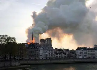 Incêndio atinge Catedral de Notre-Dame em Paris