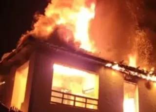 Incêndio atinge residência no Residencial Padre José, em Teixeira de Freitas