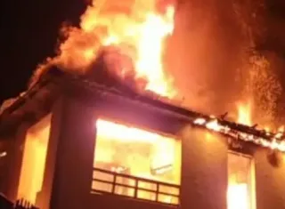 Incêndio atinge residência no Residencial Padre José, em Teixeira de Freitas