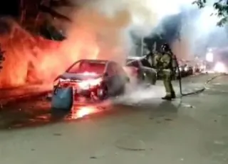 Incêndio de veículos no Lobato leva PM a reforçar ações de segurança no subúrbio de Salvador