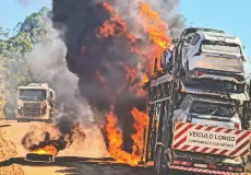 Incêndio destrói carreta-cegonha carregada de veículos no desvio da BR-101, em Belmonte
