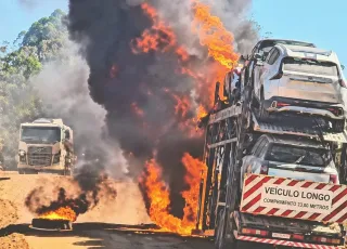 Incêndio destrói carreta-cegonha carregada de veículos no desvio da BR-101, em Belmonte