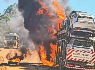 Incêndio destrói carreta-cegonha carregada de veículos no desvio da BR-101, em Belmonte
