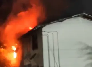 Incêndio destrói casa e mobiliza Corpo de Bombeiros em Porto Seguro