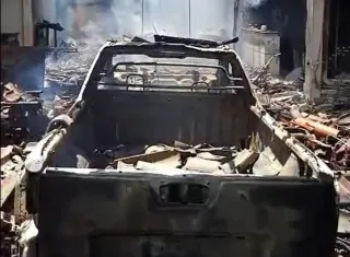 Incêndio em Itabela destrói veículos e estoque de festas; Imagem de Nossa Senhora fica intacta entre as cinzas
