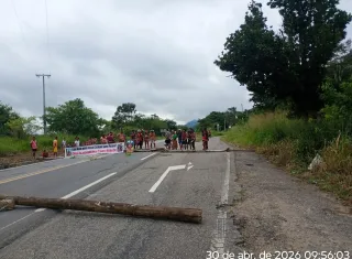 Indígenas bloqueiam BR-101 em Itamaraju durante protesto