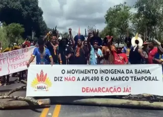 Indígenas da etnia Pataxó bloqueiam BR-101 em protesto contra PEC 490; veja o vídeo