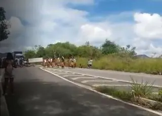 Índios Pataxós bloqueiam BR 101 com manifestação