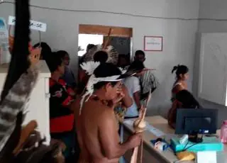 Índios protestam contra falta de água em aldeia e ocupam prédio da Sesai no sul da Bahia