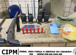 Indivíduo é preso pela Polícia Militar, armas de fogo foram apreendidas  e  moto roubada recuperada em Teixeira de Freitas