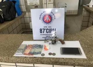 Indivíduo é preso por policiais da ROTAM com arma e drogas