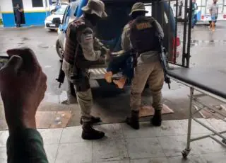 Indivíduos armados com metralhadora tombam em confronto com a polícia de Teixeira de Freitas