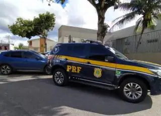 Instantes após o crime, veículo furtado em Teixeira de Freitas é recuperado pela PRF na BR 101, na cidade de Eunápolis