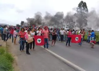 Integrantes do MST fecham a BR 101 durante protesto