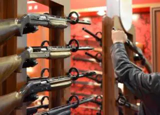 Interesse por armas cresce em lojas, mas preço assusta