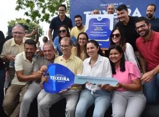 Investir em educação é cuidar do futuro: Gestão Marcelo Blitardo  entrega maior frota de veículos já destinada à Educação de Teixeira de Freitas