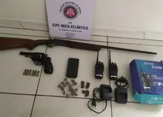 Irmãos flagrados exibindo armas de fogo são presos em Porto Seguro