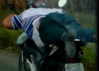 Irresponsabilidade- Homem trafega deitado na moto a mais de 100 km por hora na BA 290
