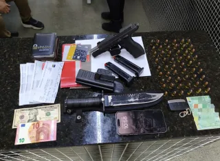 Itamaraju - PETO prende homem portando  arma de fogo e mais de 200 mil em cheques