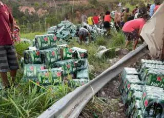 Itabela - Caminhão carregado de cerveja tomba e carga é saqueada na BR 101