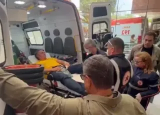 Jair Bolsonaro é internado no RN com quadro de distensão abdominal e segue sob observação
