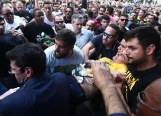 Jair Bolsonaro leva facada durante ato em Minas