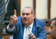 “Jerônimo diz ter o apoio de mais de 300 prefeitos e ainda está devendo a eles obras prometidas em 2022”, diz deputado